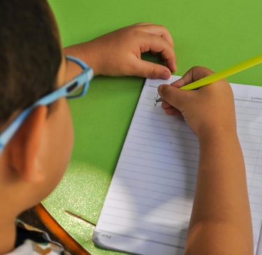enfants qui fait ses devoirs