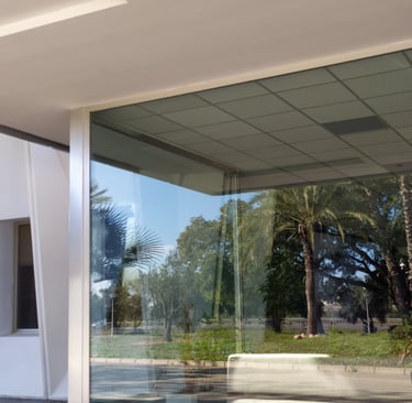 Instalación de acristalamiento de seguridad de gran formato para fachadas y oficinas.