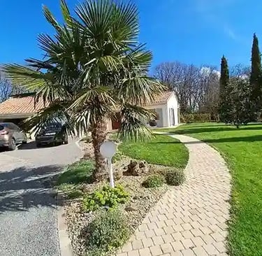 Allée extérieure menant à la porte du cabinet de Rolande GARNAUD à St Benoît
