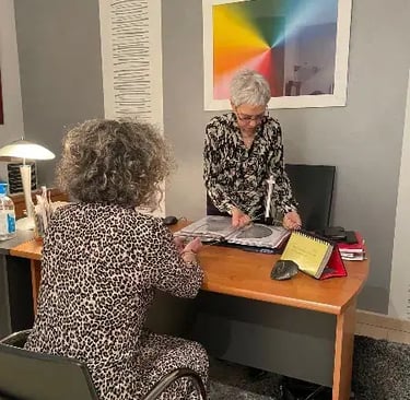 Rolande GARNAUD au travail dans son cabinet à St Benoît
