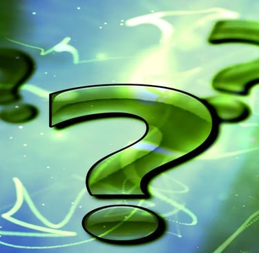 Trois gros points d'interrogation verts symbolisant les questions que peuvent poser les internautes