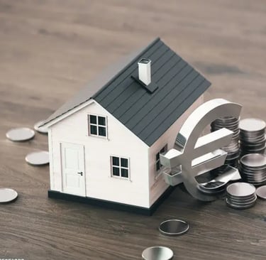 Petite maison à côté d'un gros sigle euros et entourée de pièces de monnaie