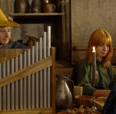 Un musicien joue sur un orgue portatif dans une taverne. Oganetto