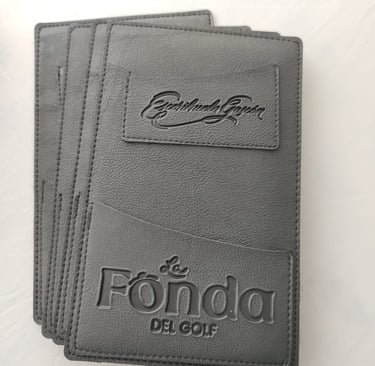 Portacuentas de similcuero para restaurant grabado con logotipo de bodega y bar