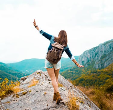 Solo female traveler enjoying a breathtaking view – tips for unforgettable solo adventures.