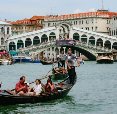 Rialto Bridge (Ponte di Rialto), Italy