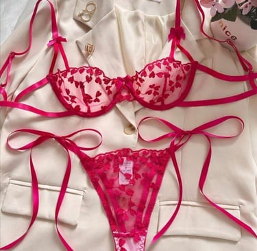 Ensemble lingerie rouge fushia Alahna Secret, élégance et confiance pour la femme marocaine.