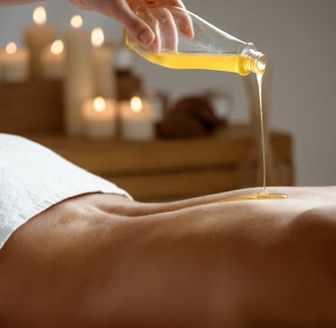 Huile de massage Ylang-Ylang pour un moment de détente.