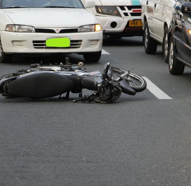 una moto tirada en carretera a causa de un accidente