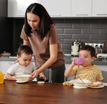madre alimentando a sus dos hijos pequeños