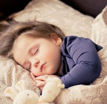 enfant qui dort après avoir résolu ses difficultés de sommeil
