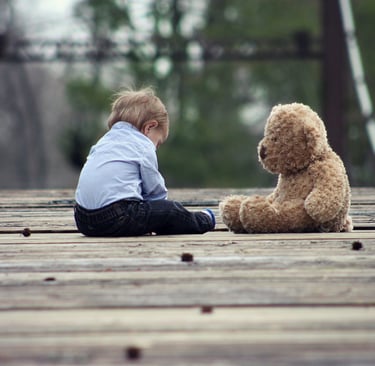 enfant et doudou qui discutent de l'accompagnement de ses parents avec la puéricultrice sommeil 