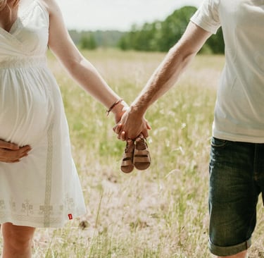femme enceinte et futur papa allant à un atelier sommeil pour leurs futurs bébés