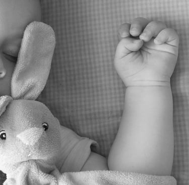 bébé qui dort avec peluche dont les parents ont été consulté sophie jobbé pour difficulté de sommeil