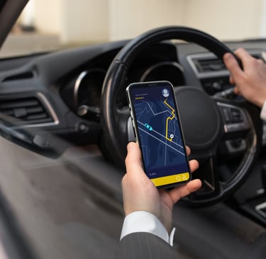 Aplikasi navigasi e-taxi membantu pengemudi mengikuti rute.