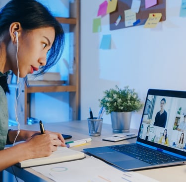 Seorang perempuan sedang belajar secara online menggambarkan konsep e-learning dan solusi EdTech modern.