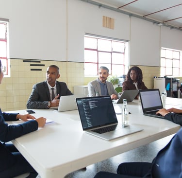 Tim software house berdiskusi untuk merancang solusi digital yang ditujukan bagi sektor pemerintahan.