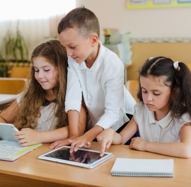 Aplikasi sekolah mendukung pembelajaran digital dan kolaboratif.