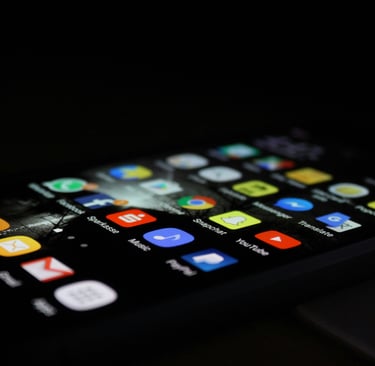 Tampilan dekat layar smartphone dengan berbagai aplikasi, melambangkan penggunaan aplikasi mobile untuk pembelajaran digital 