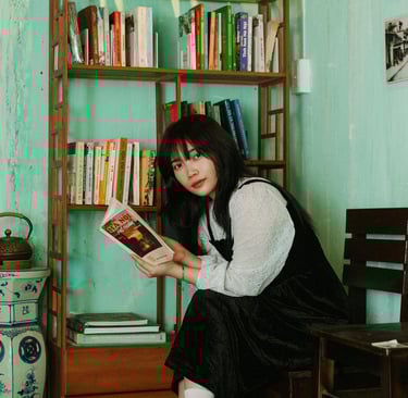 une Japonaise lit un livre