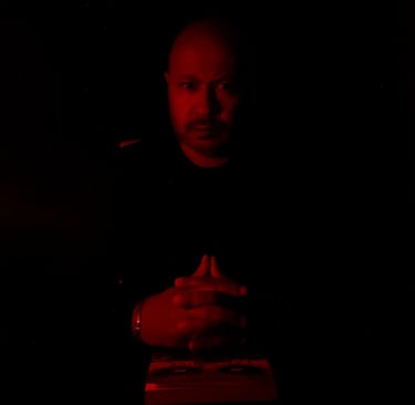 Photo de l'auteur E. B. Ashford - en rouge et noir.