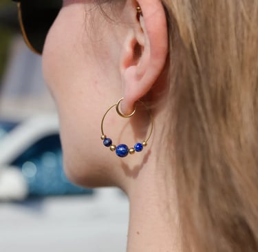 Goldene Creolen mit blauen Perlen, handgemachter Schmuck