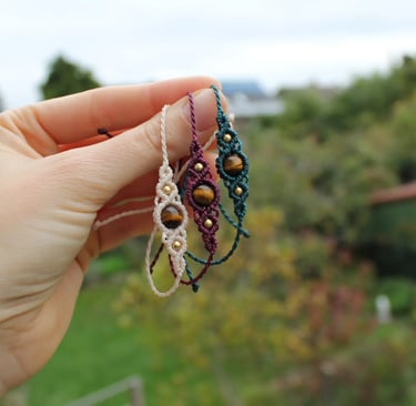 Makramee-Armbänder mit Edelsteinen in verschiedenen Farben