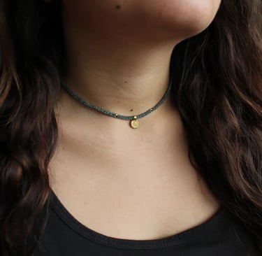 Grüner Makramee-Choker mit kleinem goldenen Anhänger