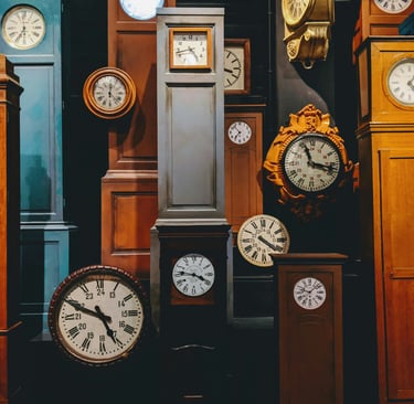 horloges anciennes. unsplash.