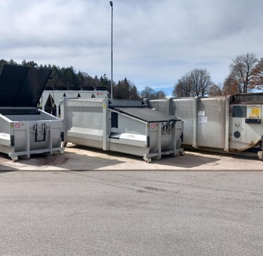 Tři lisovací kontejnery BERGMANN - zleva na papír, plasty a směs