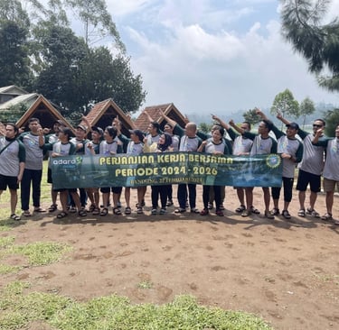 Tim Adaro Energy berfoto dengan spanduk Perjanjian Kerja Sama di Pangalengan, menunjukkan semangat dan kekompakan tim sebelum