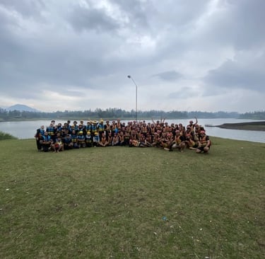 Rombongan siswa mengikuti kegiatan rafting Pangalengan di tepi Situ Cileunca dengan perlengkapan lengkap