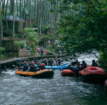 Rafting Pangalengan di Sungai Palayangan: Peserta siap berarung jeram di sungai dengan latar belakang hutan pinus yang rindan