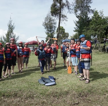 Kelompok wisatawan siap untuk arung jeram atau rafting di Bandung