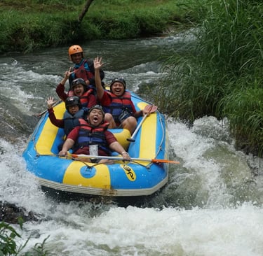 Peserta rafting Pangalengan menikmati arung jeram di Sungai Palayangan Situ Cileunca Bandung bersama Fluir Adventure