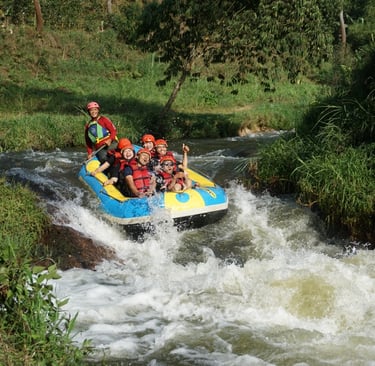 peserta rafting panagelengan saat melintasi jeram blender