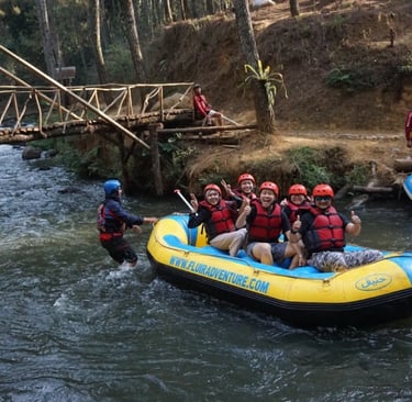 Peserta rafting Pangalengan menaklukkan jeram Sungai Palayangan dengan perahu karet