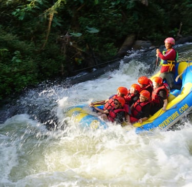 Peserta rafting melintasi jeram di Sungai Palayangan Pangalengan