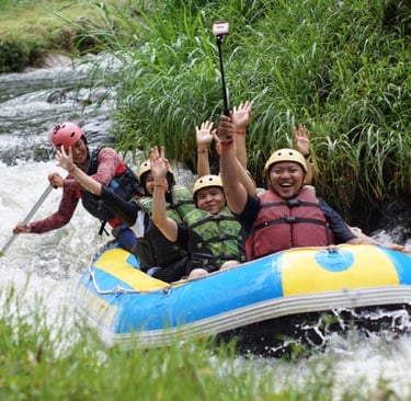 Keseruan rombongan wisatawan saat bermain rafting di sungai Palayangan