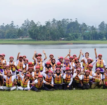 Rombongan peserta rafting Pangalengan bersama Fluir Adventure berfoto bersama di tepi Danau Situ Cileunca dengan mengenakan h