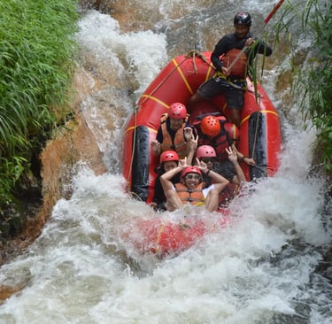 Keseruan arung jeram di Sungai Palayangan Pangalengan bersama tim, menggunakan perahu karet dan perlengkapan safety lengkap