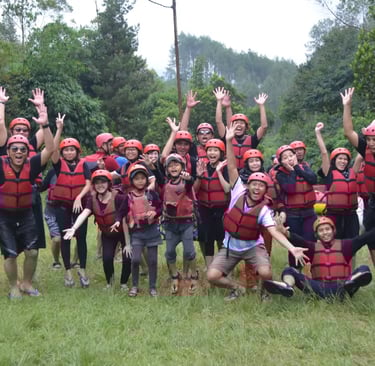 Rombongan tim rafting Pangalengan siap arung jeram.