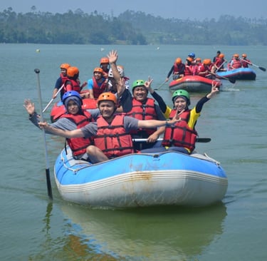 Wisatawan menikmati rafting di Situ Cileunca Pangalengan dengan perahu karet bersama Fluir Adventure