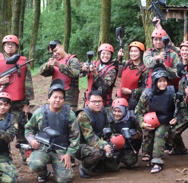 peserta outbound Pangalengan siap paintball dengan seragam dan peralatan lengkap