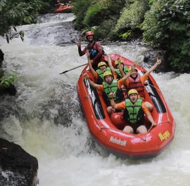 Kelompok peserta rafting menuruni jeram di Sungai Palayangan, Situ Cileunca, dengan perahu karet merah