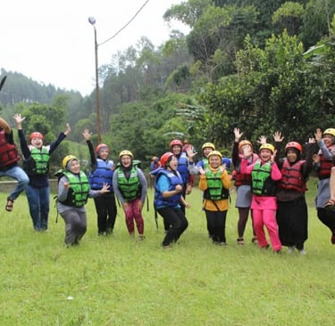 Foto ceria wisatawan saat rafting di Pangalengan, dengan jaket pelampung dan ban karet, menunjukkan keseruan wisata Pangaleng
