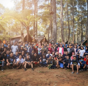 outbound bandung team building perusahaan di hutan pinus lembang, peserta gathering kantor berfoto kelompok dengan suasana ce