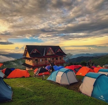 Spot camping hits di Pangalengan, Jawa Barat, dengan rumah kayu ikonik dan tenda-tenda di area perbukitan