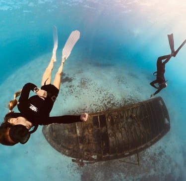 Apnéistes sur une épave à Tahiti