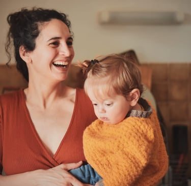 femme qui sourit - crédit photo by Charlotte Moulin